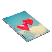 Rode hartballon tegen troebel hemd notitieboek (Rechterzijde)