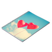 Rode hartballon tegen troebel hemd notitieboek (Linkerzijde)