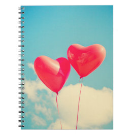 Rode hartballon tegen troebel hemd notitieboek