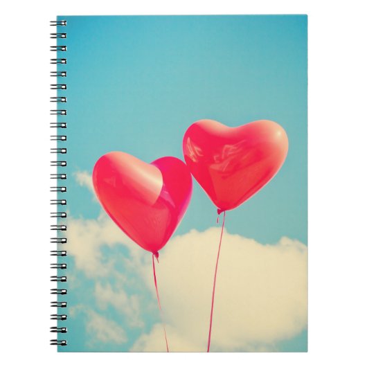 Rode hartballon tegen troebel hemd notitieboek (Voorkant)