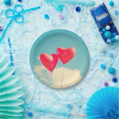 Rode hartballon tegen troebel hemd papieren bordje (Feest)