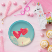 Rode hartballon tegen troebel hemd papieren bordje (Feest)