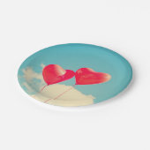 Rode hartballon tegen troebel hemd papieren bordje (Gekanteld)