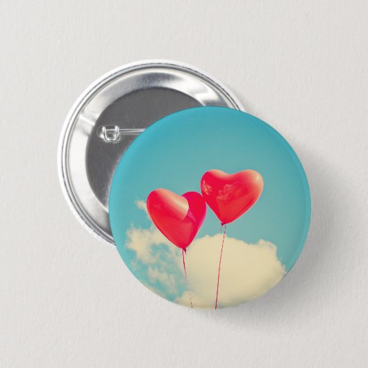 Rode hartballon tegen troebel hemd ronde button 5,7 cm (Voorkant /achterkant)