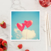 Rode hartballon tegen troebel hemd servet (Insitu)