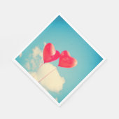 Rode hartballon tegen troebel hemd servet (Hoek)