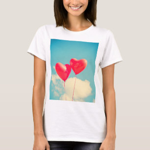 Rode hartballon tegen troebel hemd t-shirt
