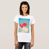 Rode hartballon tegen troebel hemd t-shirt (Voorkant volledig)