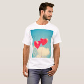 Rode hartballon tegen troebel hemd t-shirt (Voorkant volledig)