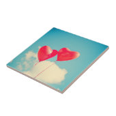 Rode hartballon tegen troebel hemd tegeltje (Zijkant)