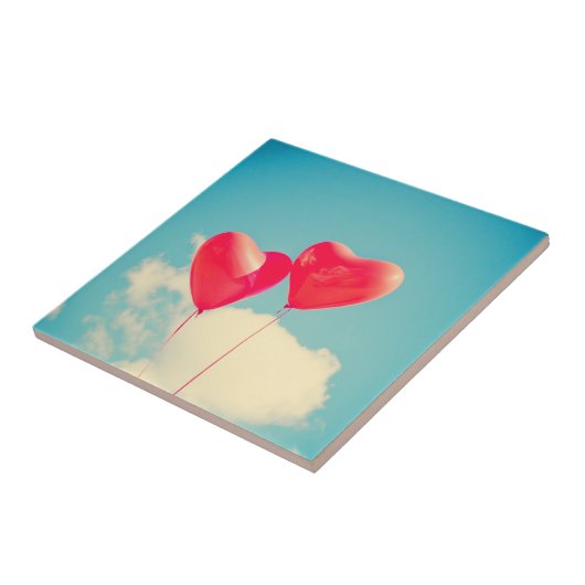 Rode hartballon tegen troebel hemd tegeltje (Zijkant)