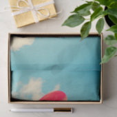 Rode hartballon tegen troebel hemd tissuepapier (Geschenk)