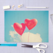 Rode hartballon tegen troebel hemd tissuepapier (Craft)