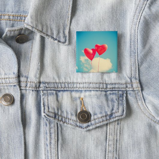 Rode hartballon tegen troebel hemd vierkante button 5,1 cm (In situ)