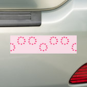 Rode hartcirkels op roze bumpersticker (Op auto)