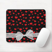 rode harten en boog op zwart muismat (Met muis)