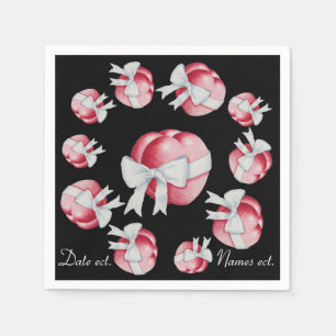 rode harten gebonden aan een bruiloft met witte bo servetten