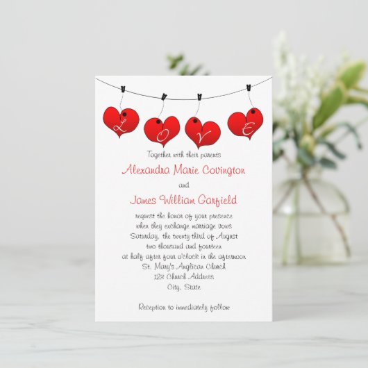 Rode harten in liefdesbruiloft-uitnodiging kaart (Staand voorkant)