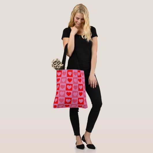 Rode harten met aangepaste gekleurde achtergrond tote bag (Op model)