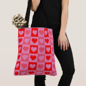 Rode harten met aangepaste gekleurde achtergrond tote bag (Dichtbij)
