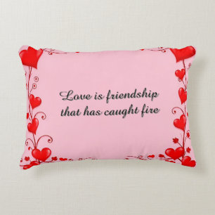 Rode harten met bloemmotief accent kussen