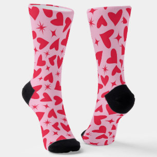 Rode harten met retro sterrenstelsels op roze sokken