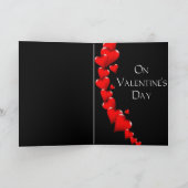 Rode harten op de zwarte kaart voor de man (Binnen)