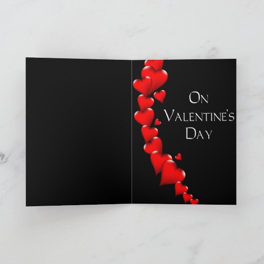 Rode harten op de zwarte kaart voor de man (Binnen)