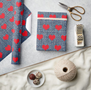 Rode harten op denim inpakpapier