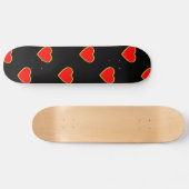 Rode harten op een zwarte achtergrond skateboard (Horizontaal)