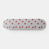 Rode harten op grijs persoonlijk skateboard (Horizontaal)