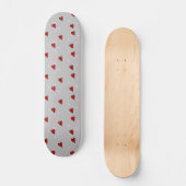 Rode harten op grijs persoonlijk skateboard (Voorkant)
