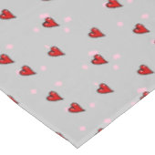 Rode harten op grijs tafelkleed (Gekanteld)