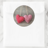 Rode harten op Houten Tabel 2 Ronde Sticker (Tas)