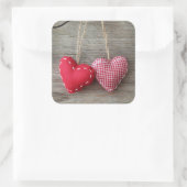 Rode harten op Houten Tabel 2 Vierkante Sticker (Tas)