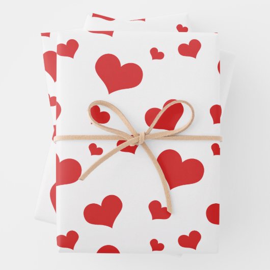 Rode harten op papierbladen inpakpapier vel (In situ)