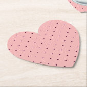 Rode harten op roze kartonnen onderzetters (Gekanteld)