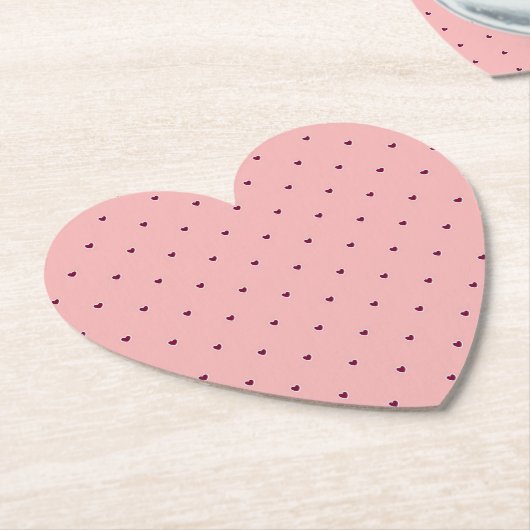 Rode harten op roze kartonnen onderzetters (Gekanteld)