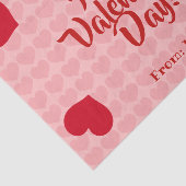 Rode harten op roze patroon tissuepapier (Detail)