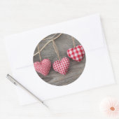 Rode harten op Wooden Table Ronde Sticker (Envelop)