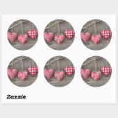 Rode harten op Wooden Table Ronde Sticker (Vel)