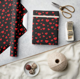 Rode harten op zwart cadeaupapier