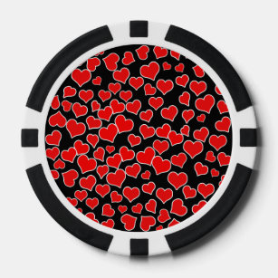 Rode harten op zwarte achtergrond pokerchips