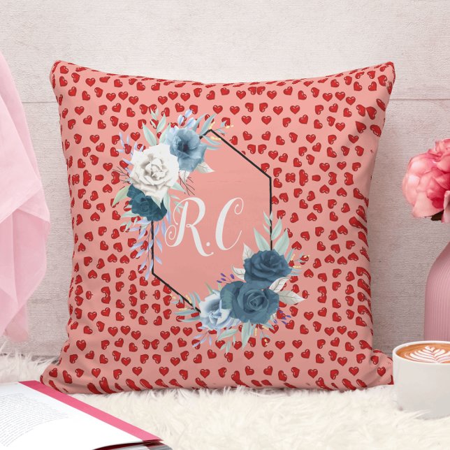 rode harten patroon en blauwe florale monogrammen kussen (Creator heeft geüpload)