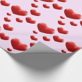 Rode harten regen op roze inpakpapier (Hoek)