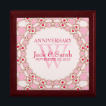 Rode harten Roze Jubileum voor weddenschappen Rood Cadeaudoosje<br><div class="desc">Unieke en stijlvolle fractale kant grenst prachtige roze en rode harten - Uitstekende en elegante aangepaste bruiloft, Jubileum of verloving cadeau. Personaliseer je met namen, verjaardagsdatum en monogram of nummers - gemaakt in een prachtige, houten cadeaudoos om rimpetten en juwelen te bewaren voor je speciale keepsakes. Maakt een geweldig cadeau...</div>