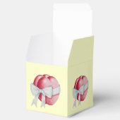 rode harten vastgemaakt met witte linten voor trou bedankdoosjes (Geopend)