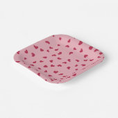 Rode hartjes verspreid over roze papieren bordje (Gebogen)