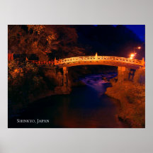 Rode Heilige Brug boven een rivier 's nachts Japan