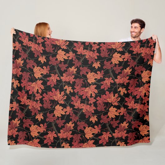 Rode herfst esdoornbladeren op zwart fleece deken (In situ)